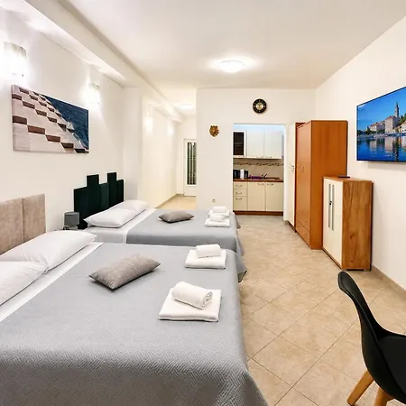 Garden Oasis With Private Garden - Walk To Gallery And Old Town Apartment Zadar